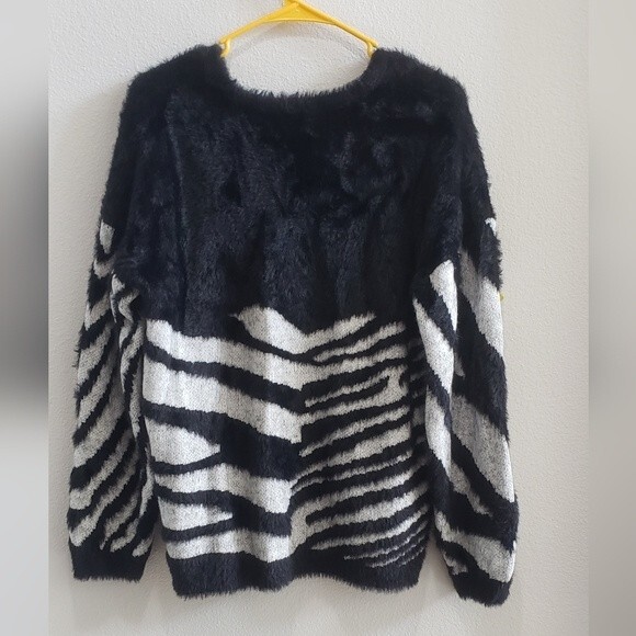 Vince  Camuto zebra print sweater size medium - Picture 1 of 3